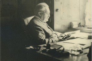 Michael Berolzheimer in seinem Arbeitszimmer, ca. 1937. © Privatbesitz