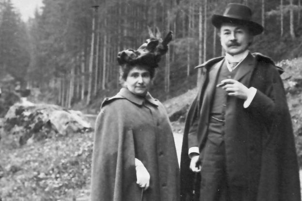 Jenny und Fritz Fleischer bei einem Waldspaziergang, ca. 1920. © Thüringisches Hauptstaatsarchiv Weimar.