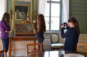Drei Schülerinnen stellen die Übergabe eines Mosaikbilds nach. Herzogin Anna Amalia hatte es auf ihrer Italienreise von Papst Pius IV erhalten. Foto: André Kühn © Klassik Stiftung Weimar