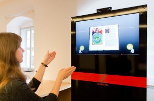 In der Herzogin Anna Amalia Bibliothek wird zurzeit ein Gerät zur 3D-Projektion von digitalisierten Büchern getestet. Foto: Klassik Stiftung Weimar